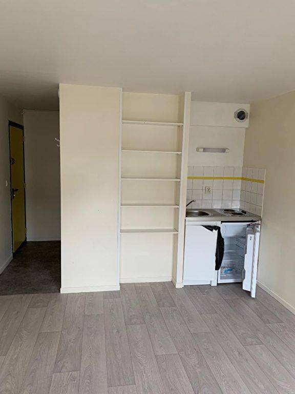 Location studio lumineux avec kitchenette et sdb à Arras proche des lycées