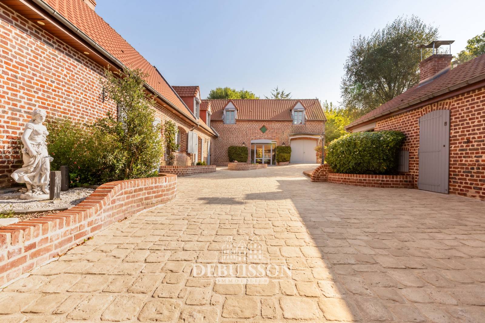 Vaste corps de ferme rénové de 251 m² avec terrain de 1600 m² à Sailly-au-Bois