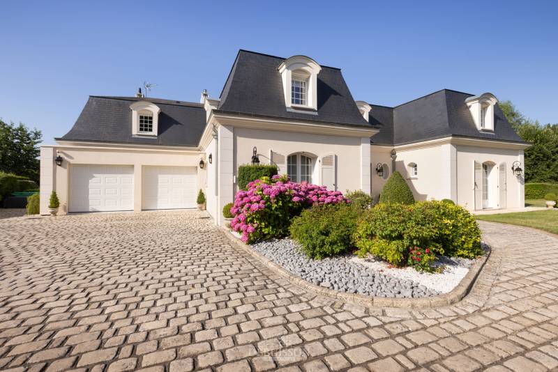 SUR LE GOLF D 'ARRAS, DEMEURE DE CARACTÈRE DE 295 M2 HABITABLES