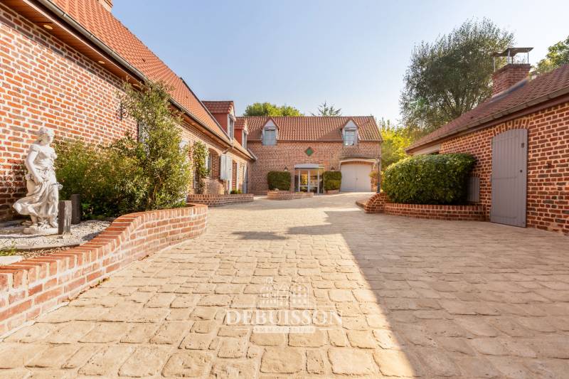 Vaste corps de ferme rénové de 251 m² avec terrain de 1600 m² à Sailly-au-Bois