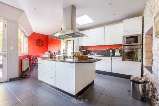 DAINVILLE - Maison de village en pierres blanches 209 m² + studio de 37 m2 dans grange en façade et garage