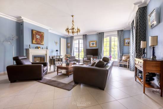 SUR LE GOLF D 'ARRAS, DEMEURE DE CARACTÈRE DE 295 M2 HABITABLES