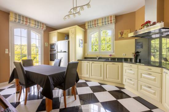 SUR LE GOLF D 'ARRAS, DEMEURE DE CARACTÈRE DE 295 M2 HABITABLES