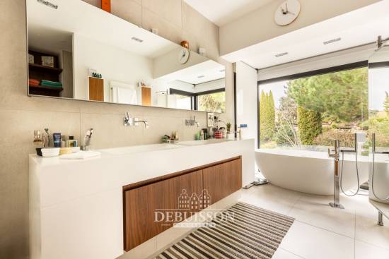 CUA , PAVILLON CONTEMPORAIN D'EXCEPTION SUR 4500 M2 DE TERRAIN CLOS