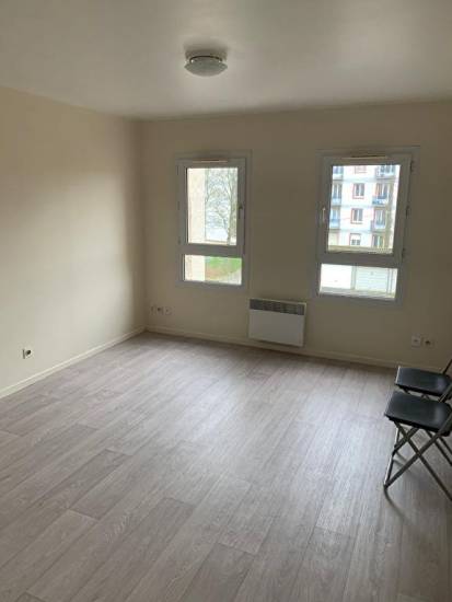 Location studio lumineux avec kitchenette et sdb à Arras proche des lycées