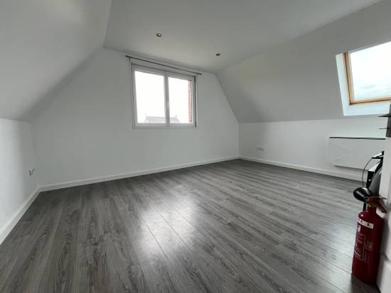 MERCATEL (62217) - 63 M² DE BUREAUX + ENTREPÔT- VASTE PARKING