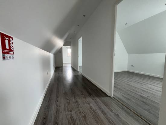 MERCATEL (62217) - 63 M² DE BUREAUX + ENTREPÔT- VASTE PARKING