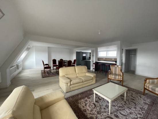 4 pièces 166.17 m² Grand T4 de 170 m² en hyper-centre d’Arras Non meublé, entièrement rénové