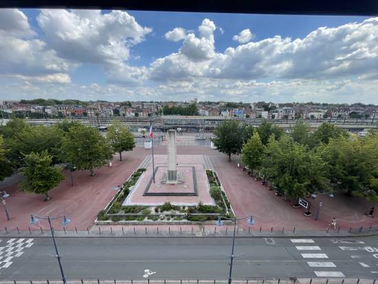 4 pièces 166.17 m² Grand T4 de 170 m² en hyper-centre d’Arras Non meublé, entièrement rénové