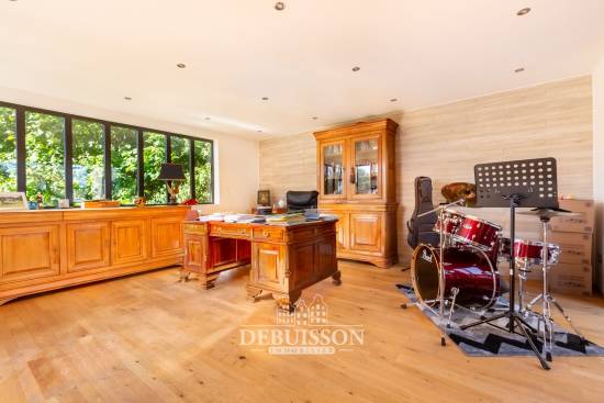 VIMY Pavillon rénové à vendre de 203 m² avec vue sur la campagne et jardin