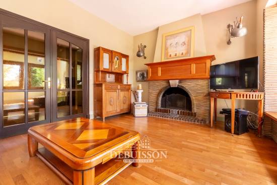 VIMY Pavillon rénové à vendre de 203 m² avec vue sur la campagne et jardin