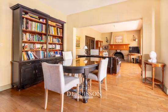 VIMY Pavillon rénové à vendre de 203 m² avec vue sur la campagne et jardin