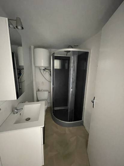 Location studio lumineux avec kitchenette et sdb à Arras proche des lycées